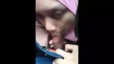 Hyderabad teen girlfriend gives outdoor blowjob in car