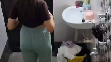 Neighbor girl boobs show before bathing viral MMS