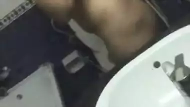 Plump Desi love has sex boobs and takes XXX selfies in the bathroom
