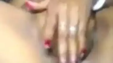 Desi sexy bhabi fing her pussy