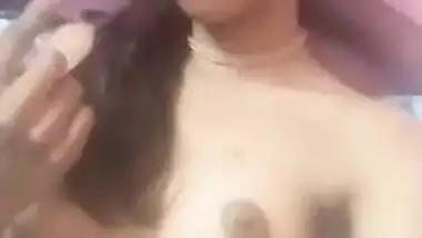 Dollface from India uncovers her thin XXX body and sucks fingers
