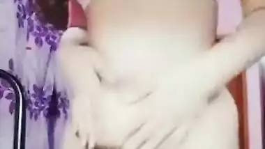 Nerdy college girl from India shakes big buttocks and spanks it