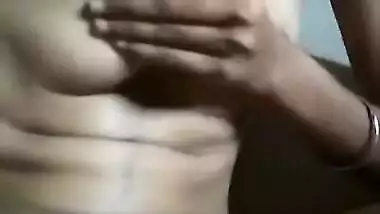 Bored Desi housewife puts XXX pinky flower in camera for MMS fans