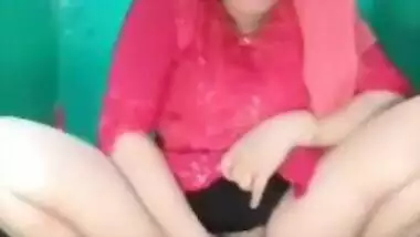 Desi Muslim girl fingering pussy in toilet